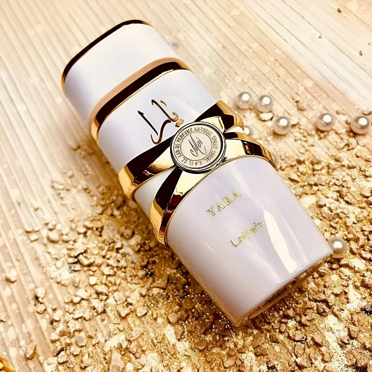 yara white (moi) yara white (moi)